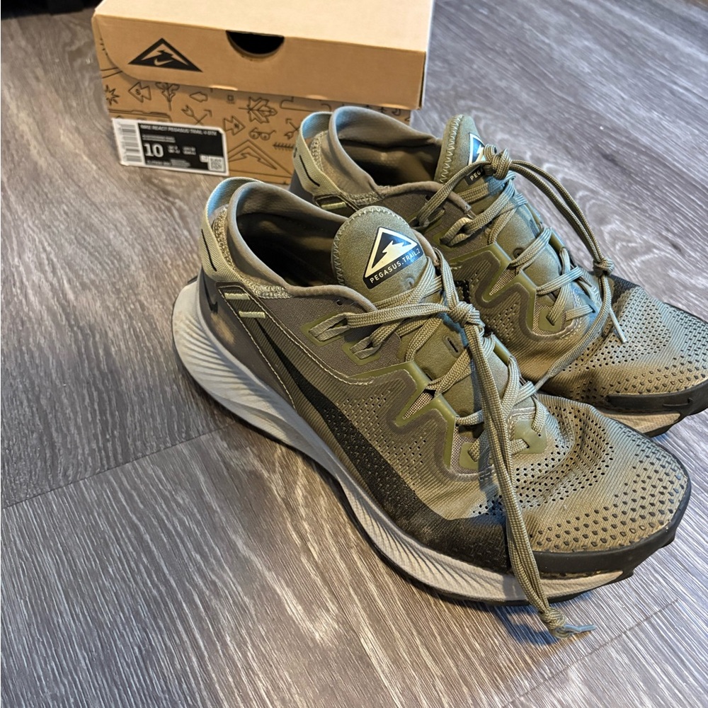 Nike Olive Green and Black Men's Athletic Running Shoes